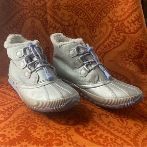 Sorel Frozen boots size Y6